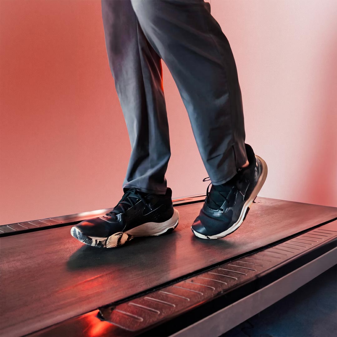 Persona con dificultad para caminar — neurorehabilitación de la marcha